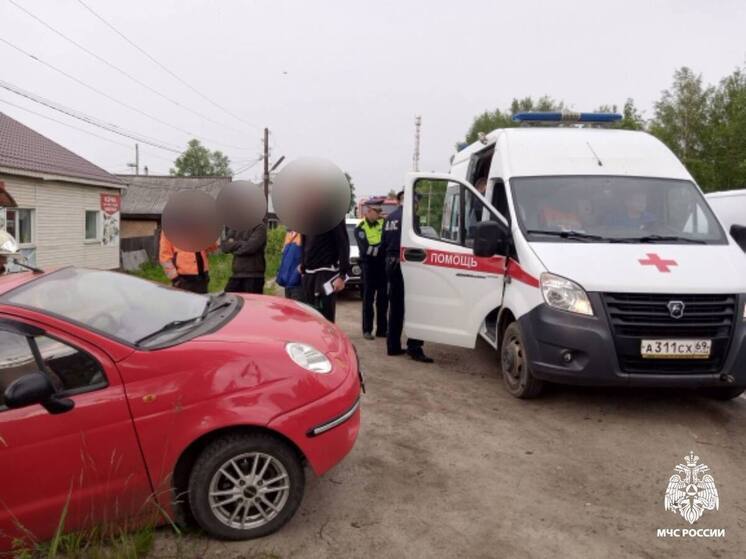 Сотрудники МЧС ликвидировали последствия ДТП с пострадавшим в Тверской области