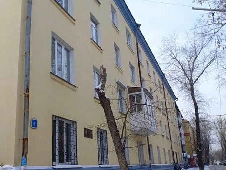 Иркутянин снёс самовольный балкон