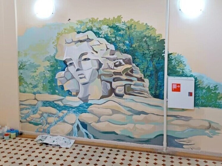 Молодые художники расписали стену здания курорта в Сочи