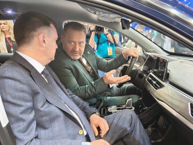 Бельский осмотрел XCITE X-Cross 8 на ПМЭФ-2025