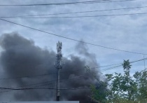 В Ростовской области продолжается борьба с масштабным возгоранием, охватившим территорию цеха, занимающегося сбором и переработкой металлического лома