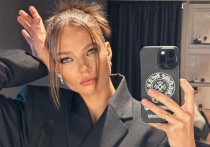 26-летняя российская модель Алеся Кафельникова стала лицом круизной коллекции российского бренда одежды. Единственная дочь теннисиста Евгения Кафельникова показалась в эффектных и женственных костюмах.