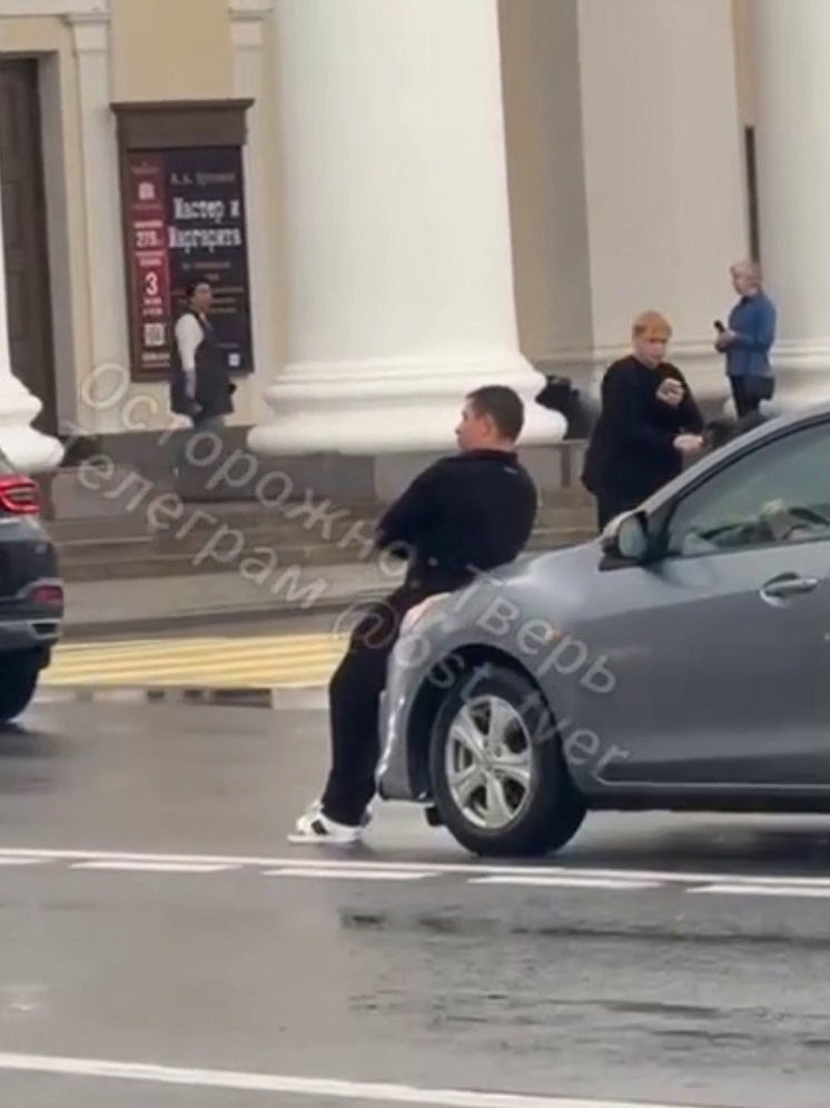 В Твери возле драмтеатра мужчина вышел на дорогу и прилег на капот машины