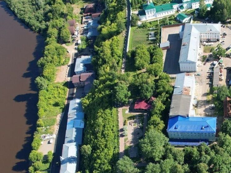 В Кирове обследуют склон набережной Грина после сообщений о разрушении