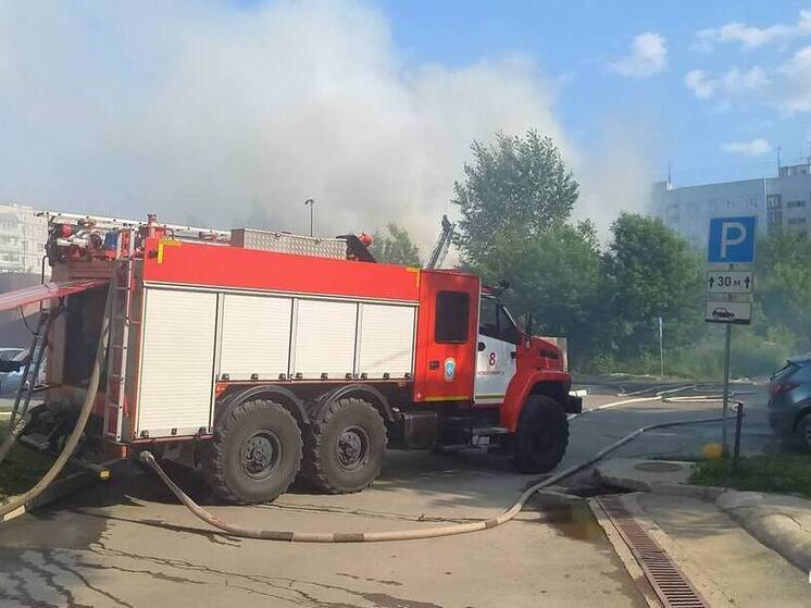 Двухэтажка загорелась в Новосибирске на улице Океанская