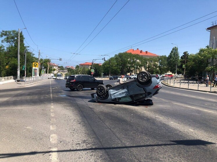 В Севастополе иномарка перевернулась на крышу после столкновения с другой машиной
