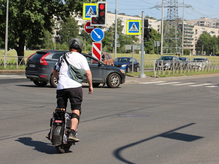 В Петербурге растет спрос на арендные самокаты, постепенно строятся велодорожки. Но достаточно ли этого, чтобы назвать Северную столицу комфортной для райдеров и пешеходов? О том, как сделать город на Неве уютным для всех, «МК в Питере» рассказал основатель компании InnovaTransport, эксперт в транспортном консалтинге Алексей Смирнов.