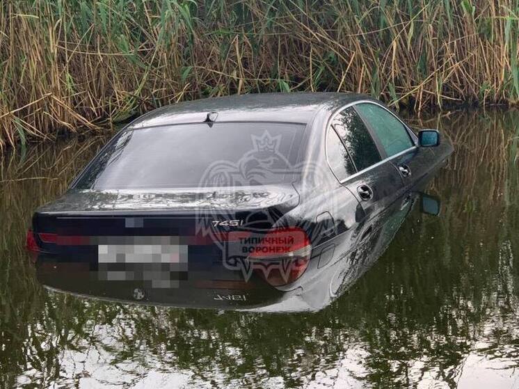 Легковушка утонула в водохранилище в Воронеже