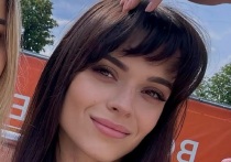 Олимпийская чемпионка по фигурному катанию Аделина Сотникова продемонстрировала модельную походку. Спортсменка, недавно сменившая имидж, показала новый модный образ.