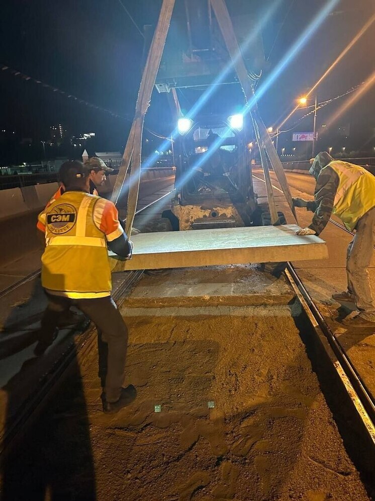 В Иркутске ночью ремонтируют дороги асфальтовыми картами