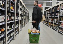 По данным Росалкогольтабакконтроля за 5 месяцев нынешнего года, в рознице стали продавать меньше водки