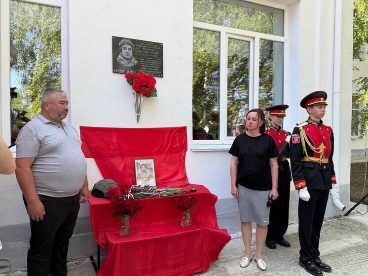 В крымской школе открыли мемориальную доску погибшему военкору Александру Федорчаку