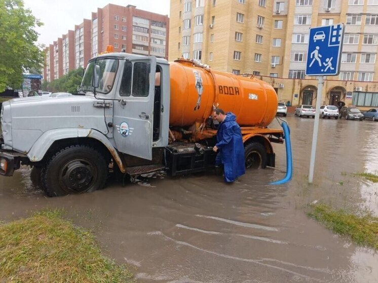 Тюменские коммунальщики даже ночью осушают город после ливня