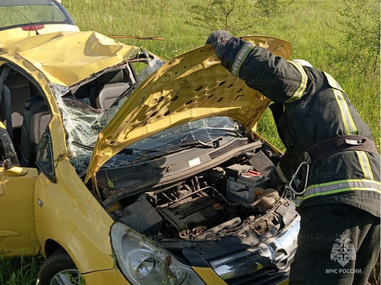 Под Мещовском из авто в кювете спасатели достали водителя