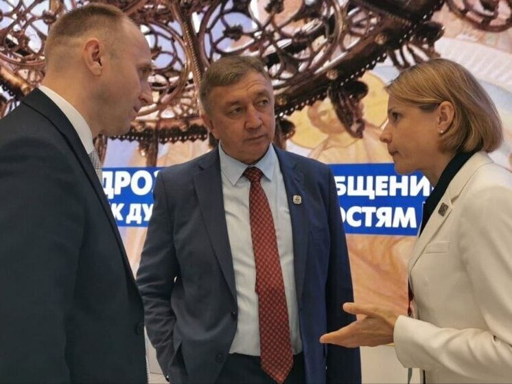 Биатлонистка Богалий на ПМЭФ встретилась с главой спортивного проекта ФосАгро Лайшевым