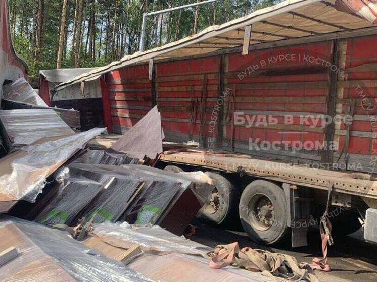 В Костроме при столкновении двух большегрузных фур погиб пожилой шофёр