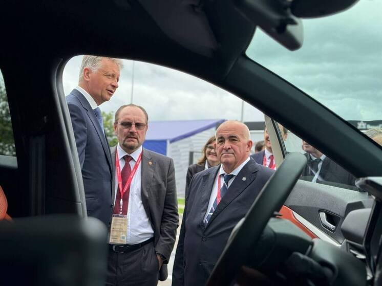 На ПМЭФ Сергей Ситников принял участие в презентации нового авто Lada Azimut