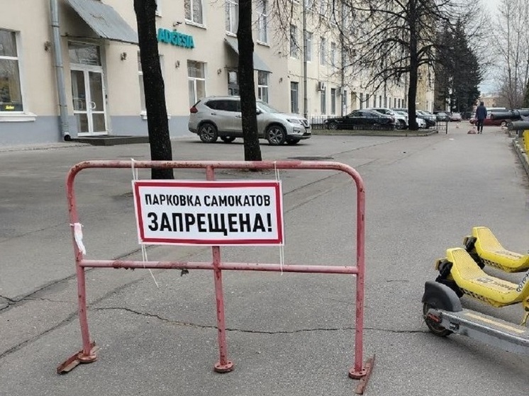 Житель Калининграда возмутился парковкой самокатов на тротуарах