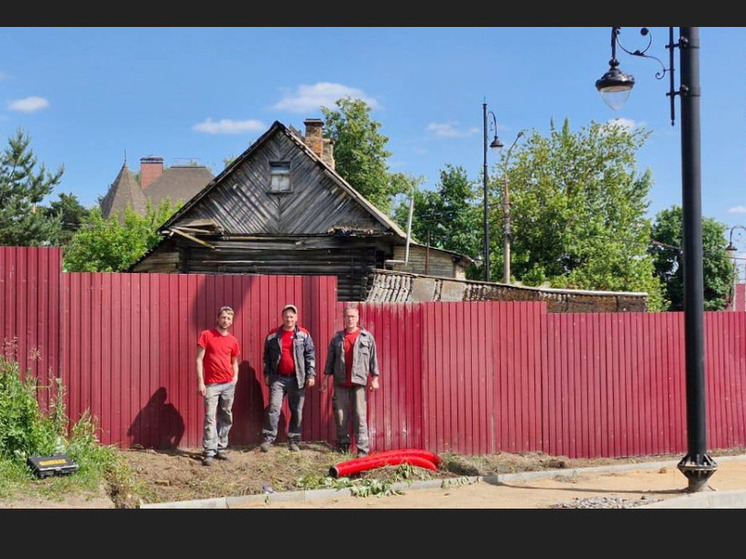 Жители Рыбинска сообща поставили забор у дома на «роковом» перекрестке