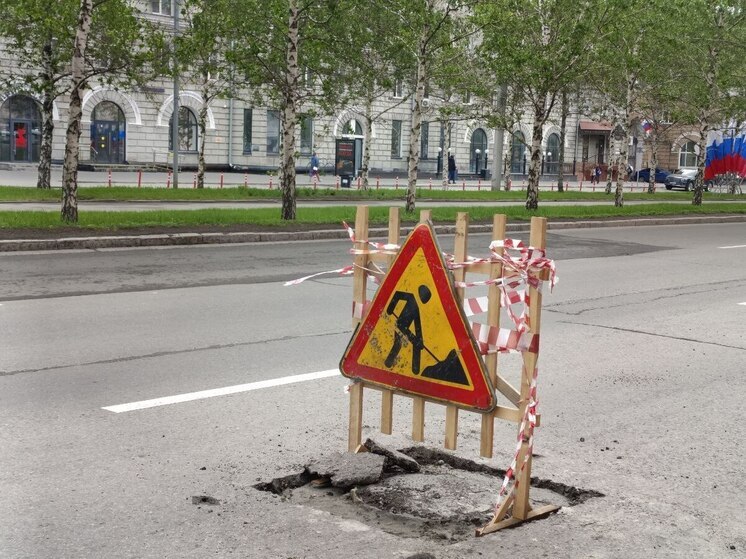 В Барнауле ограничили движение автобусов из-за проседания асфальта на Кулагина
