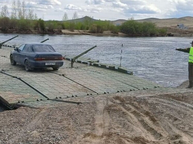 В Бурятии военные вновь переправляют людей через реку Джида