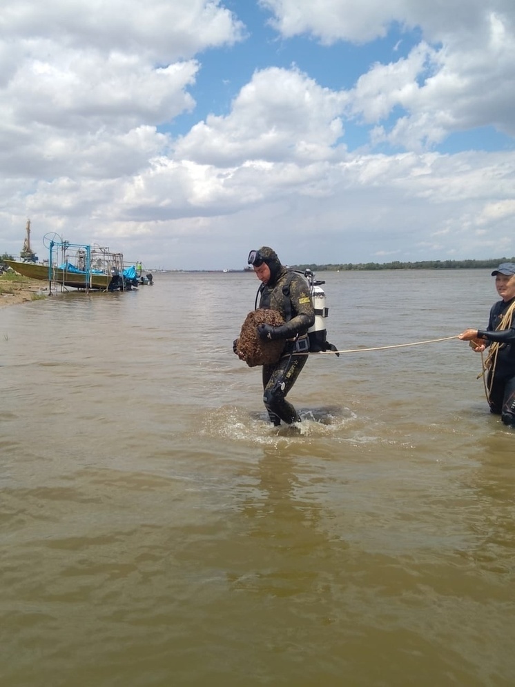 В Астрахани водолазы готовят пляжи к купальному сезону