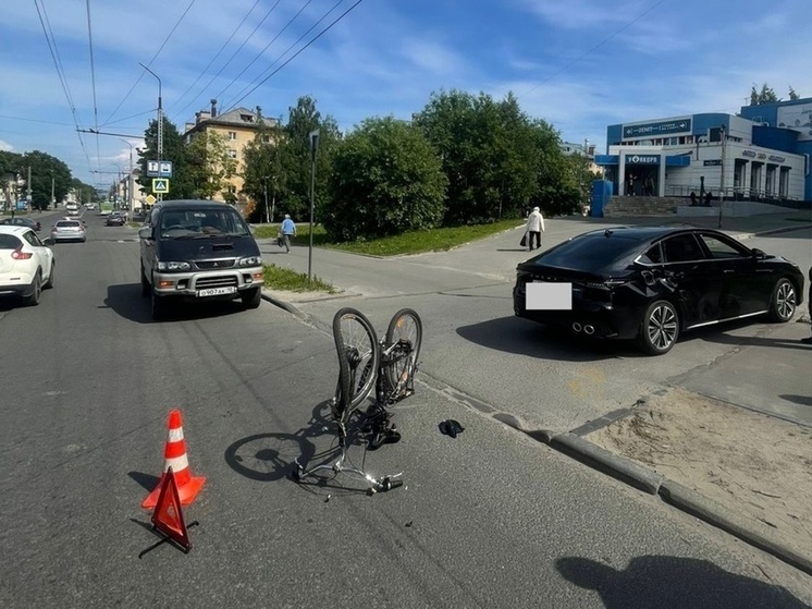 В центре Петрозаводска пожилой велосипедист попал под колёса авто