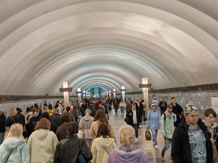 Петербуржцы пересели с автомобилей на метро в третий день ПМЭФ