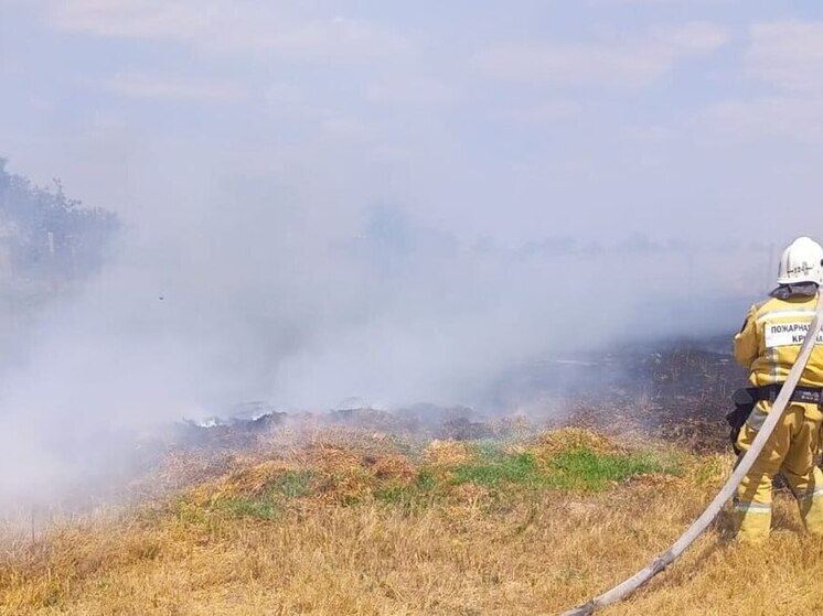 В Красногвардейском районе потушили возгорание хозпостройки и сеновала