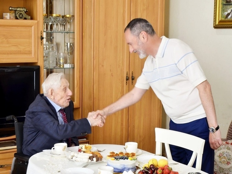 Политик Виктор Тепляков поздравил Героя России Павла Сюткина со 103 годом