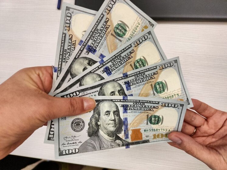 Оптимальным курсом рубля за 1 доллар назвали купюру в 100 рублей