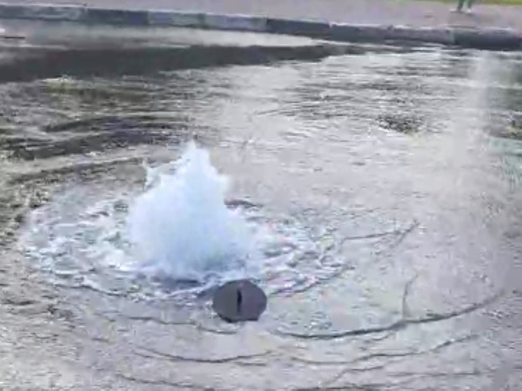 В центре Чехова забил стихийный фонтан, и пропала вода в кранах