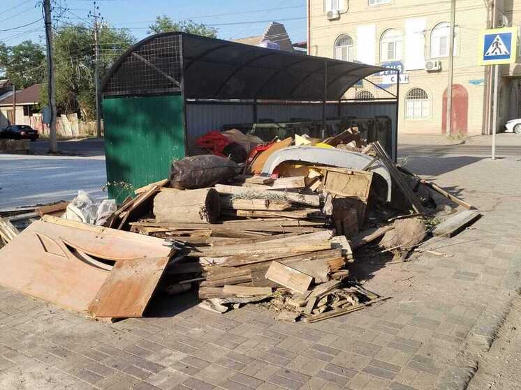 Кто несет ответственность за строительный мусор у контейнеров в Астрахани