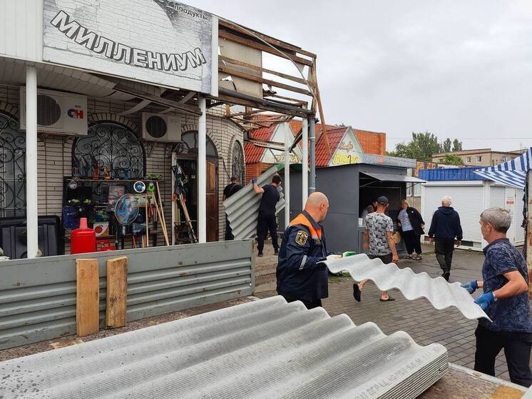 В запорожском Токмаке восстанавливают повреждённую при обстреле ВСУ торговую точку