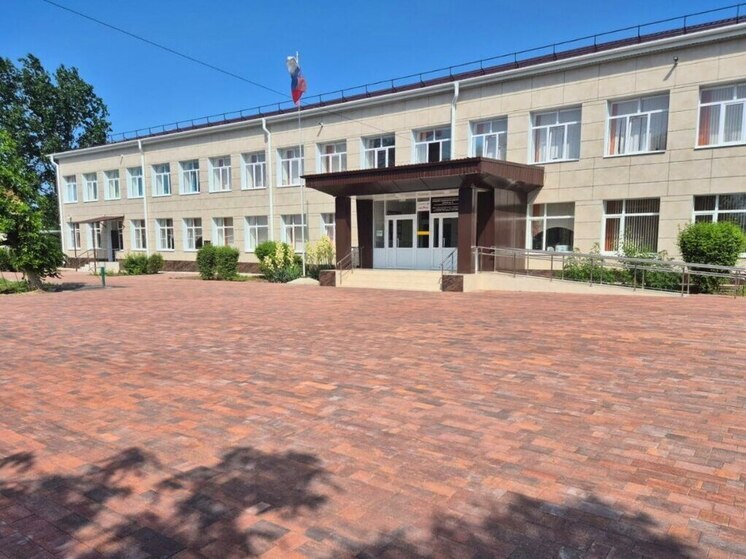 В сельской школе Буденновского округа обновили территорию