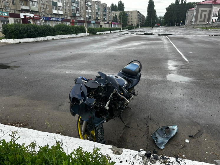 Мотоциклист врезался в ограждение в Первомайском округе и оказался в больнице