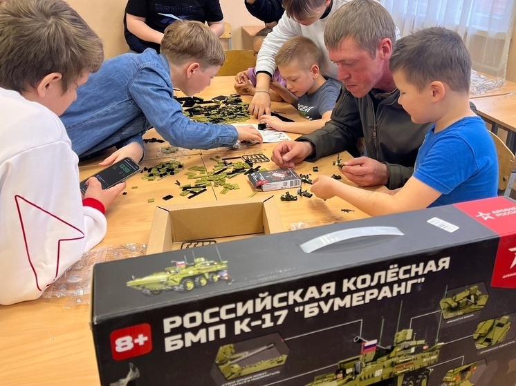 Школьники НАО встретились с ветераном СВО