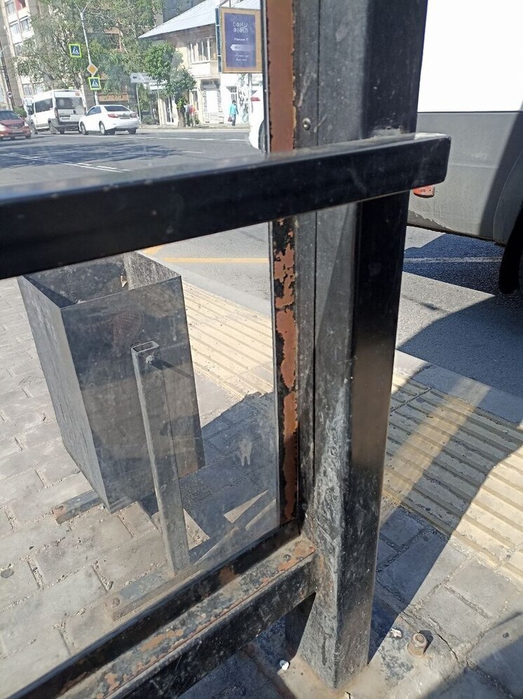 Читатель «МК в Чите» показал обветшавшую остановку в центре города