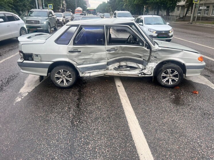 Массовая авария в Воронеже отправила в больницу двух женщин