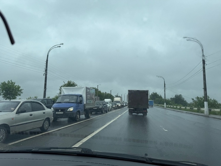Из-за ДТП на Восточном мосту в Твери образовалась огромная пробка