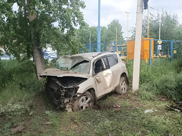 В Колпашево внедорожник снес ЛЭП после столкновения с Toyota