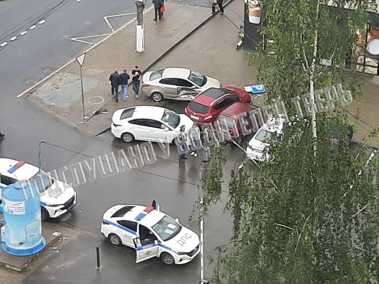 Автомобиль выкинуло на тротуар после ДТП в Твери