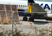 Самолет авиакомпании Ryanair, следовавший из Лондона, врезался в ограждение на взлетно-посадочной полосе после приземления в греческом аэропорту