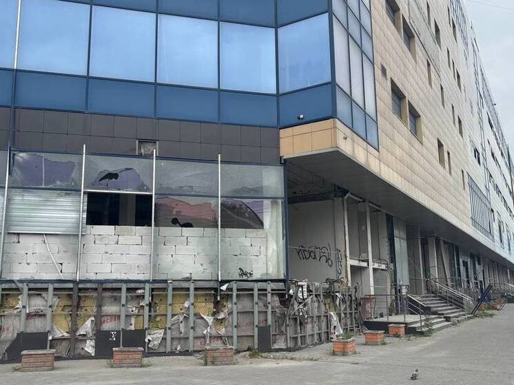 В Новосибирске долгострой ТЦ «Подсолнух» охраняет ЧОП