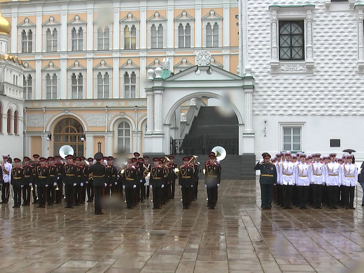 Выпускникам-суворовцам и кадетам вручили аттестаты и награды в Кремле