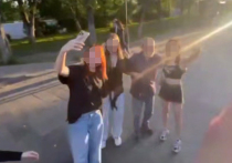 Выяснились подробности скандала в подмосковном Сергиевом Посаде, где 15-летняя девочка избила и поставила на колени пожилого пенсионера после того, как он во время съемок для "ТикТока" прислонился к груди несовершеннолетней