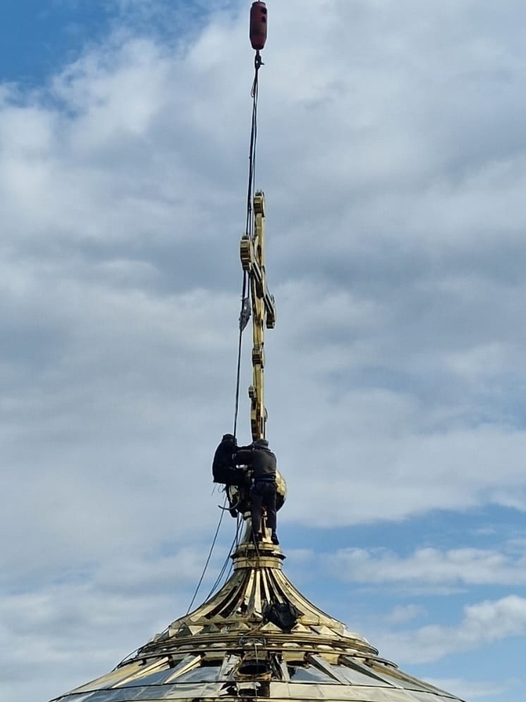 Над калужским собором появился новый крест