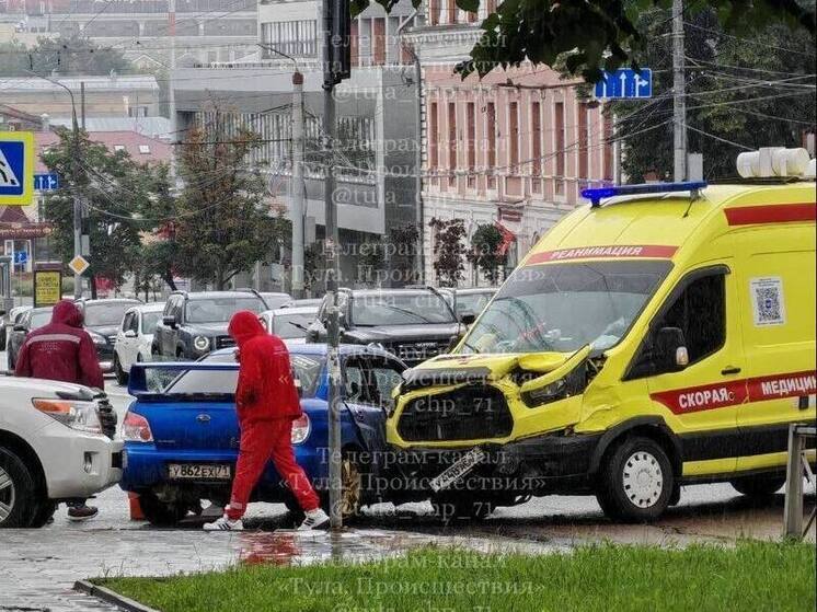 В Туле водитель Subaru попал в ДТП с автомобилем реанимации