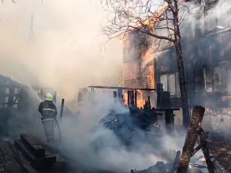 В Улан-Удэ пожарные МЧС тушат многоквартирный дом