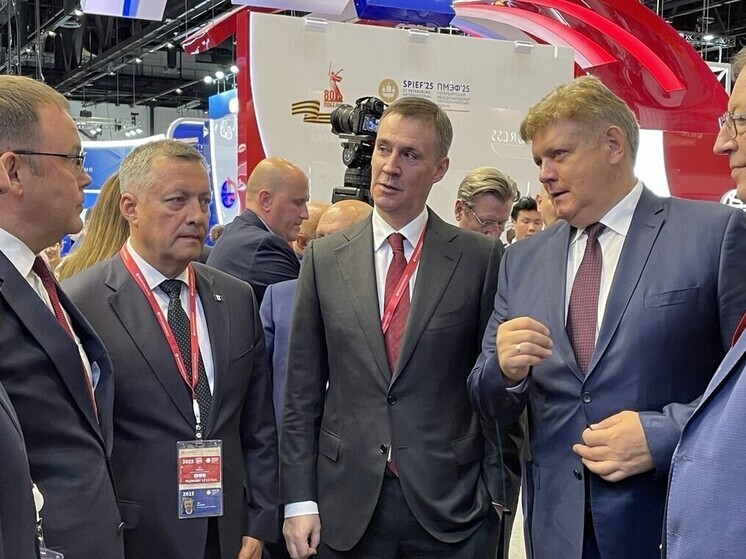 На ПМЭФ-2025 прошла рабочая встреча заместителя председателя Правительства РФ Дмитрия Патрушева и полпреда президента в СФО Анатолия Серышева